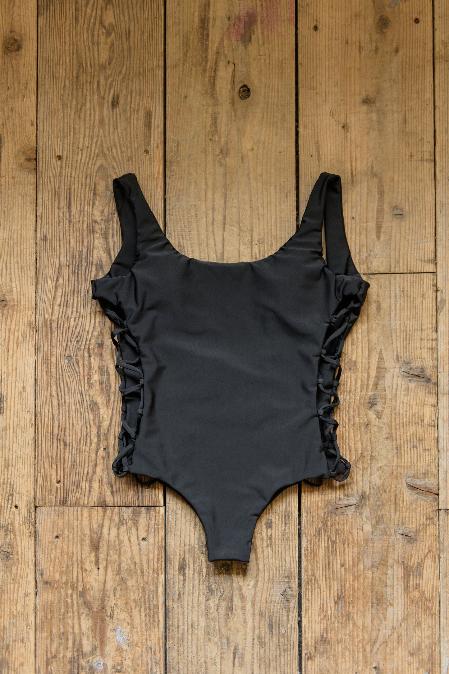 ONE-PIECES RIPPLE BLACK LINE