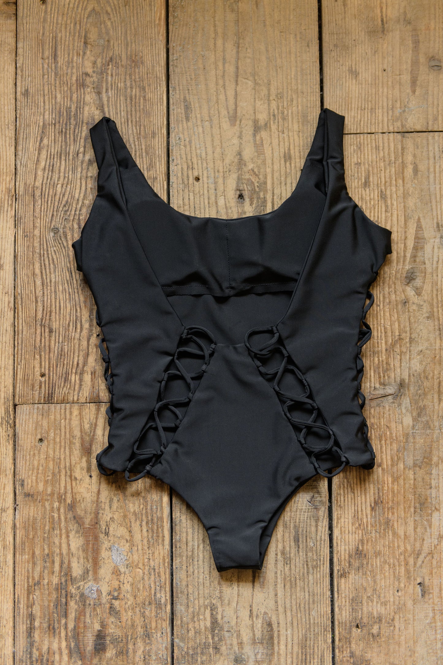 ONE-PIECES RIPPLE BLACK LINE